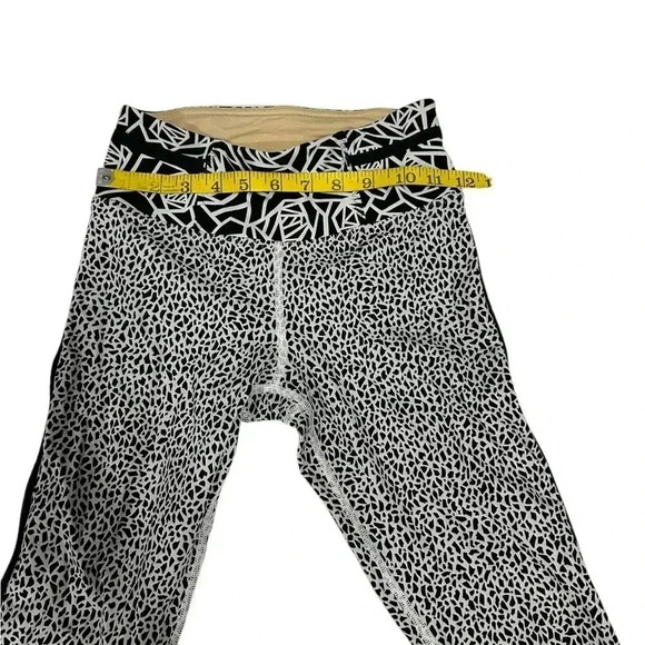 Lululemon Real Quick Tight Miss Mosaic White / Posey Black White, Luxtreme® 2 - Picture 4 of 9